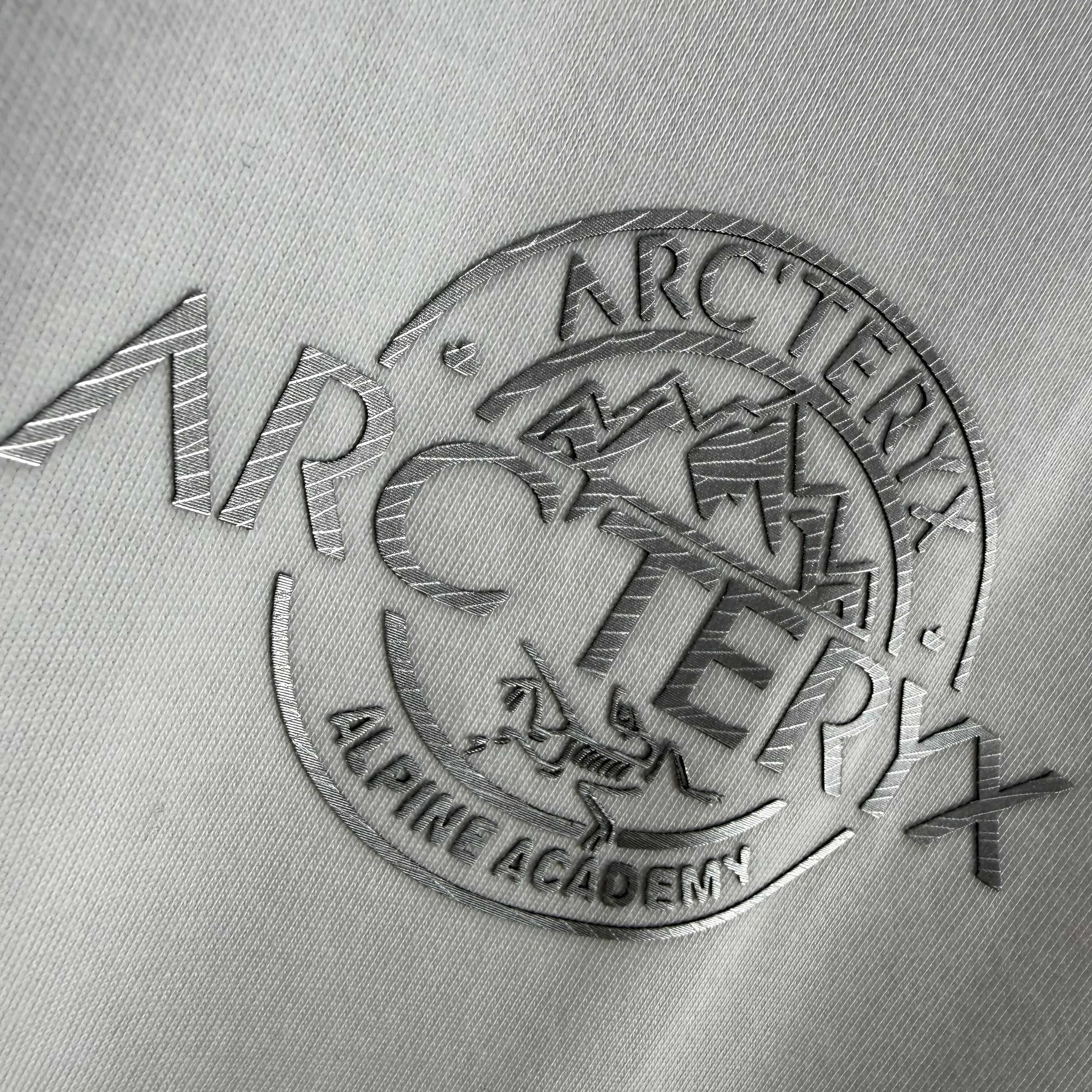 # 95 ARC'TERYX* * 2025 New Arrival Classic T Same Style Size： S （90-130 ） M （120-150 ） L （140-165 ） XL （160-180 ） XXL （180 ） ：Black White